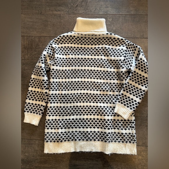 Ann Taylor Black and White Pattern Thick Sweater Size Small - Picture 7 of 7